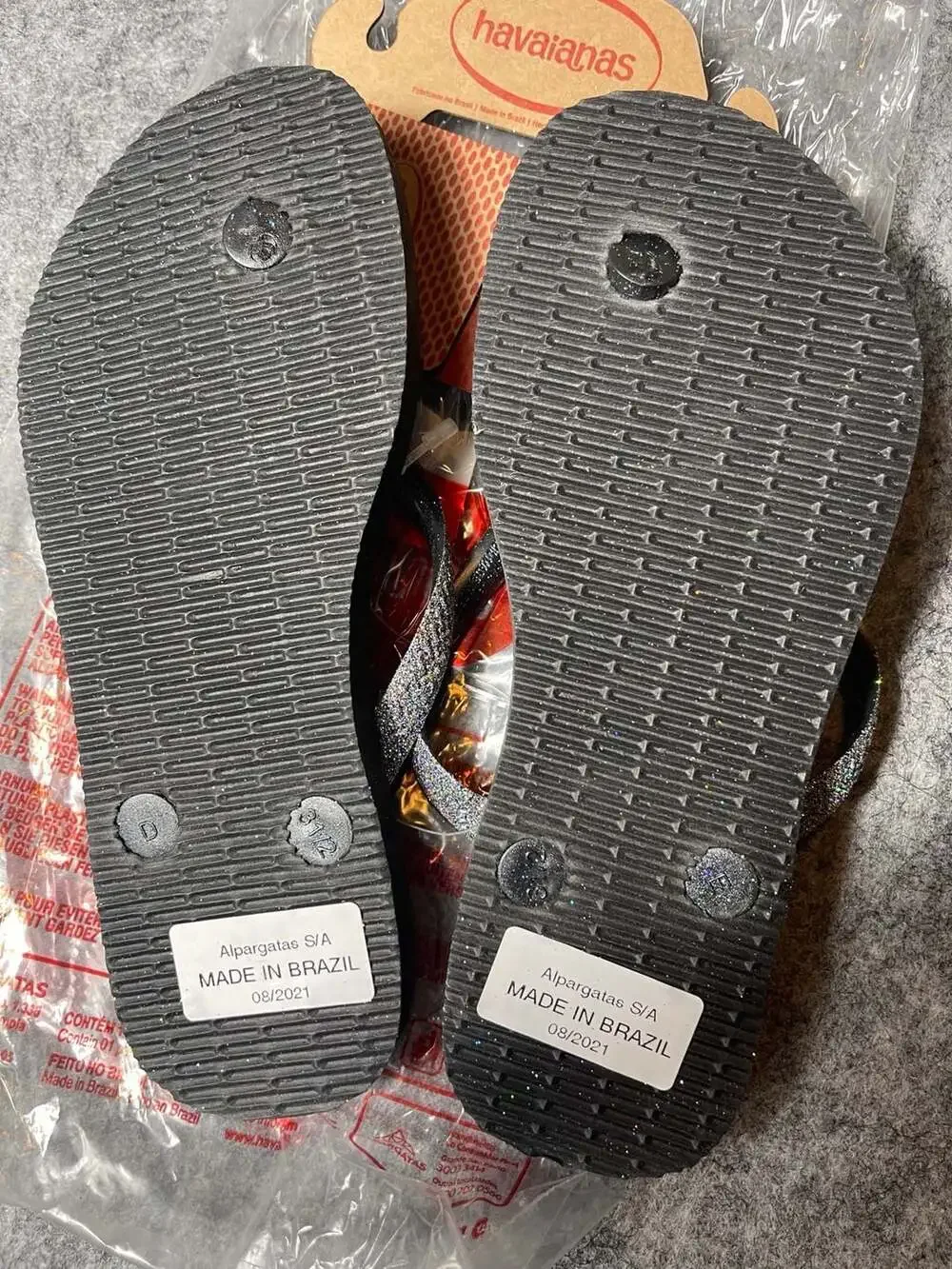 Havaianas Kids Slim Glitter Flip Flops in Black/Dark Metallic Grey